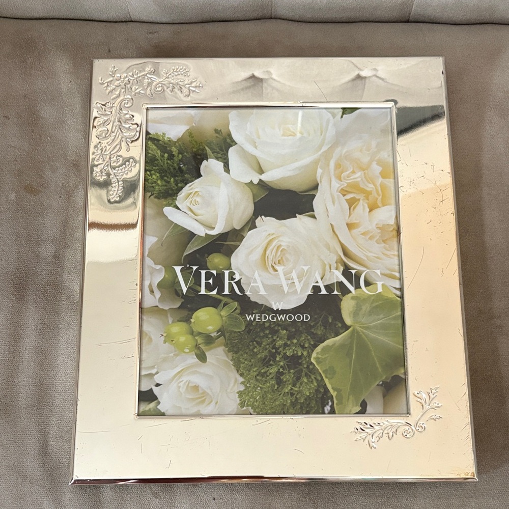 🏡Vera Wang Wedgwood Silvertone Floral Corner Picture Frame